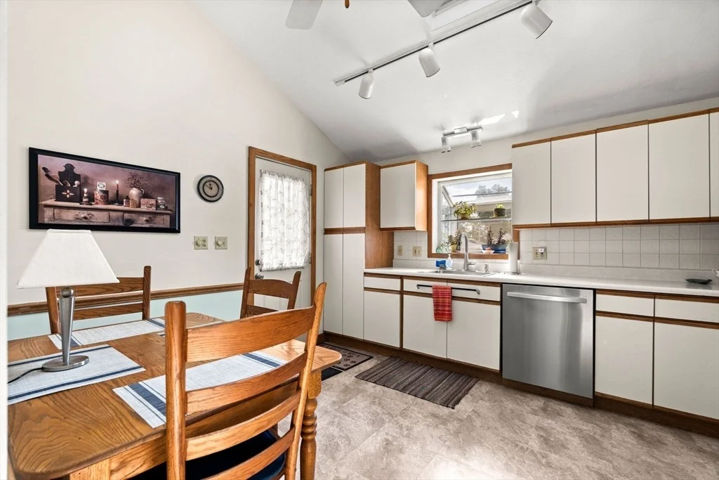 Photo of 905 Riverside Dr