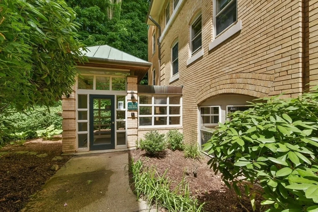Photo of Unit B5 at 75 Glen Rd
