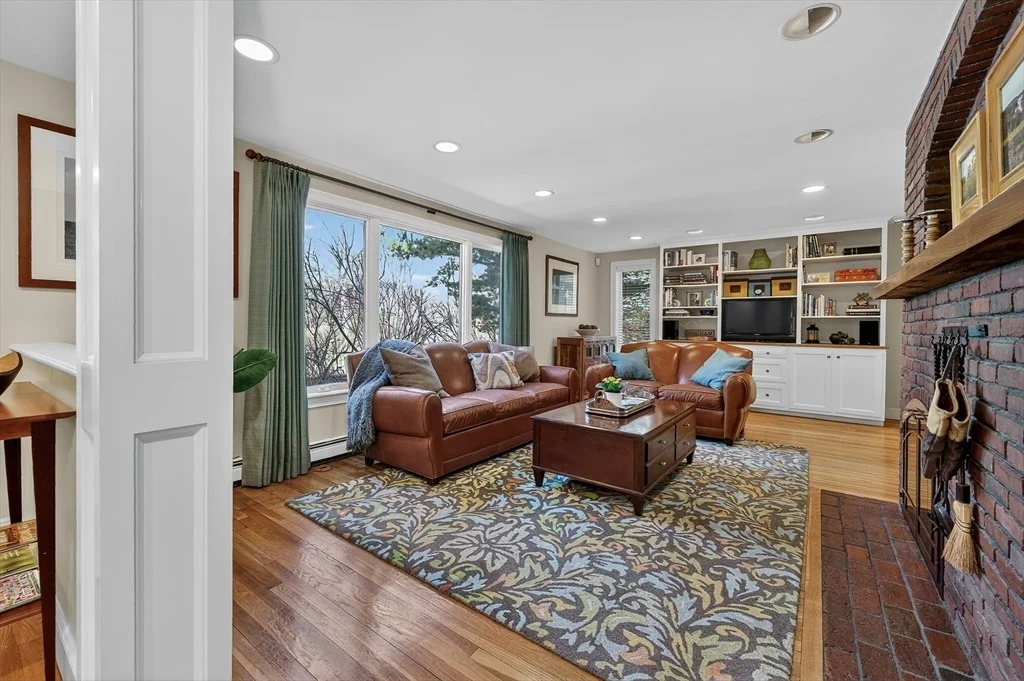 Photo of 37 Mast Hill Rd