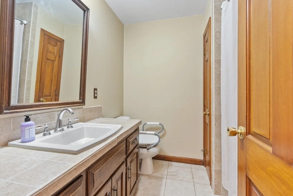 Photo of 305 Benjamin St