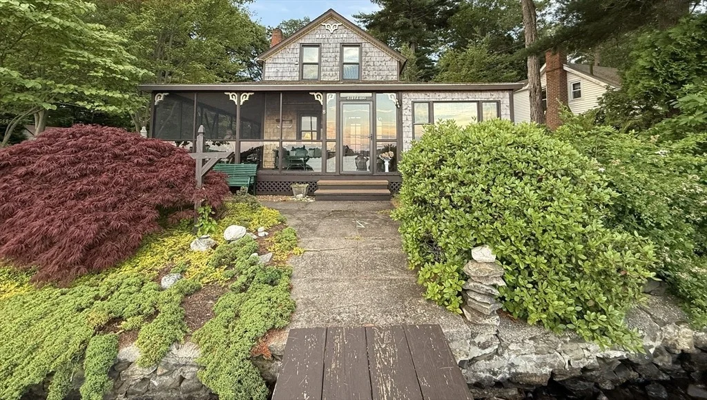 Photo of 8 Long Island