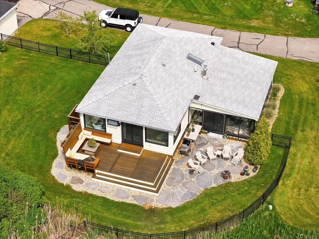Photo of 349 N End Blvd