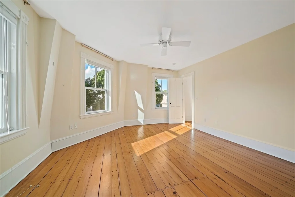 Photo of 1220 Main St