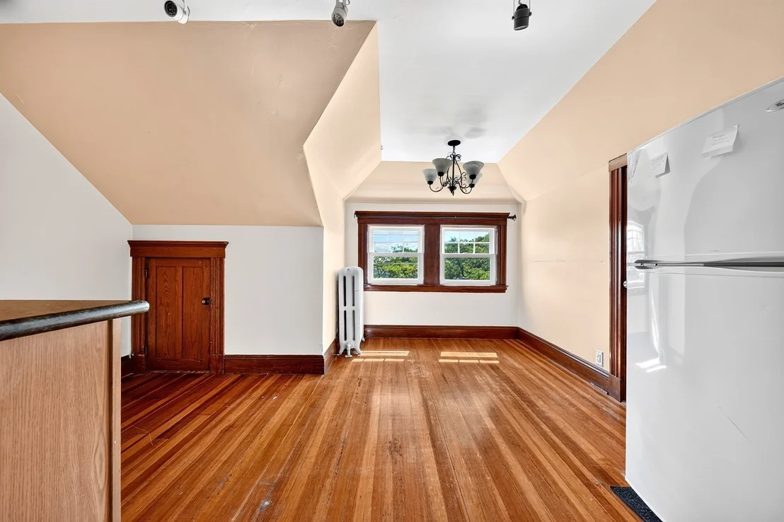Photo of 127 Commonwealth Ave
