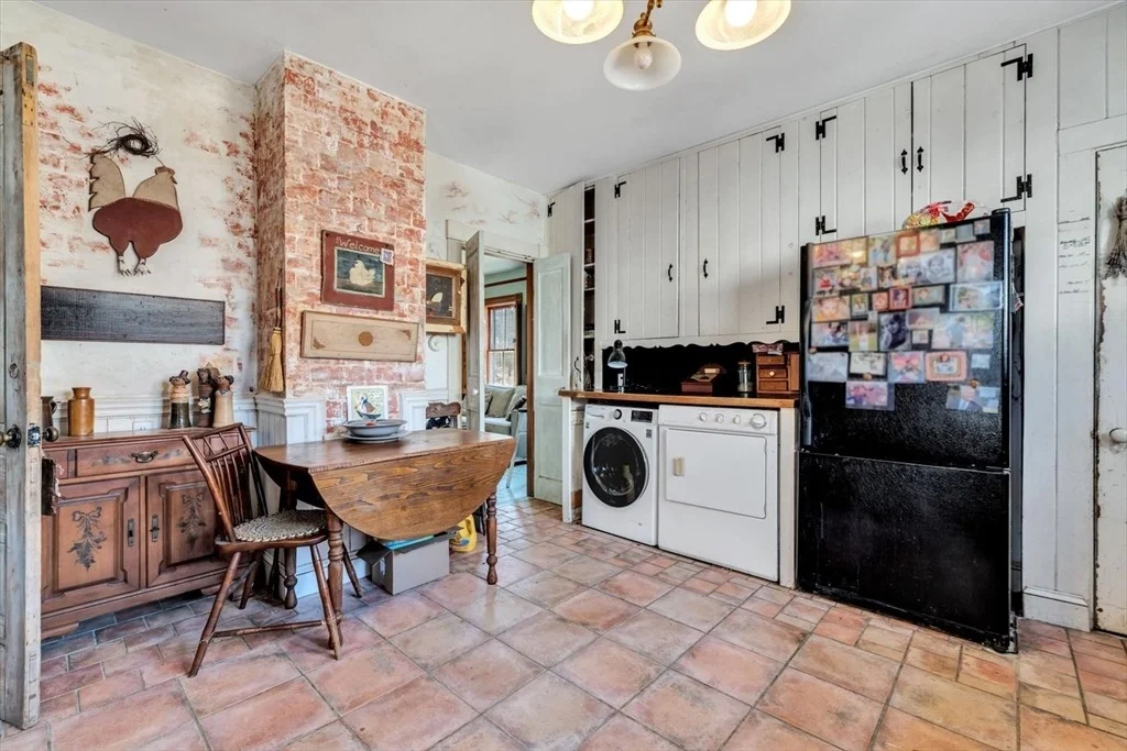 Photo of 2241 Main St