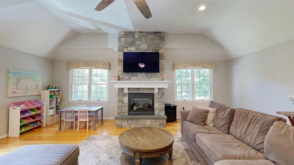 Photo of 4 Burnham Dr