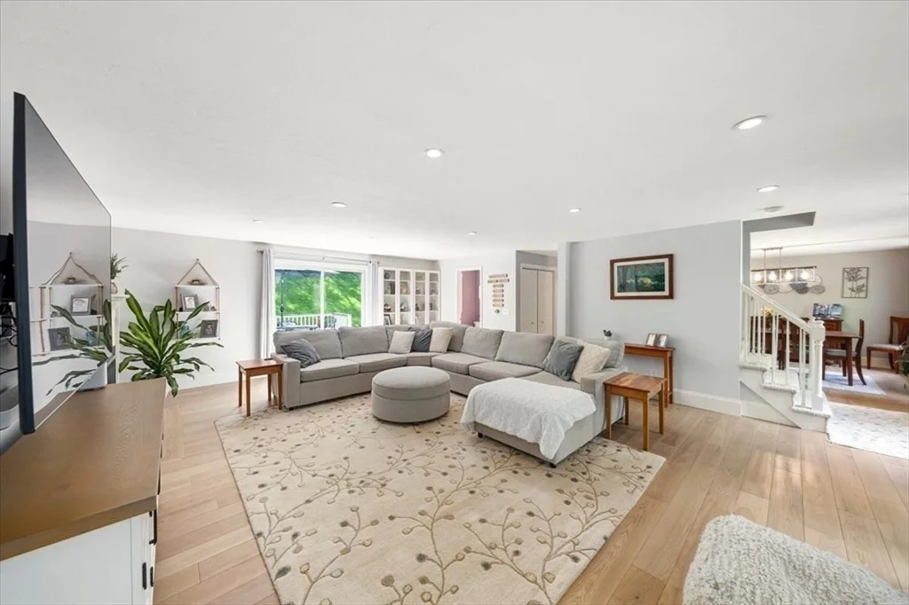Photo of 9 Running Brook Cir