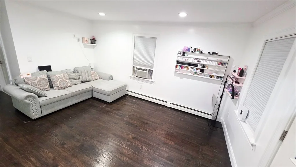 Photo of 446 (450) Vane St.