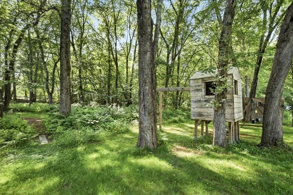 Photo of 10 Buttonwood Rd