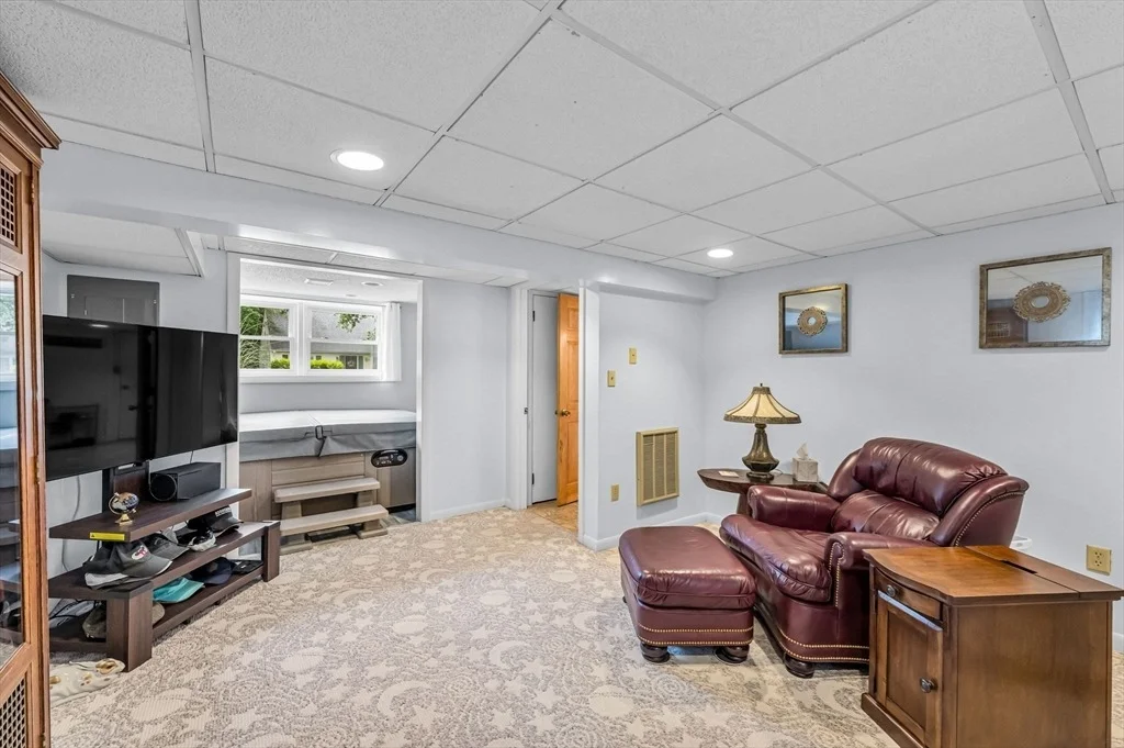 Photo of 83 Loomis Dr