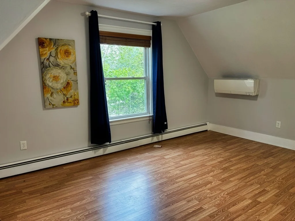 Photo of 1048 Main St