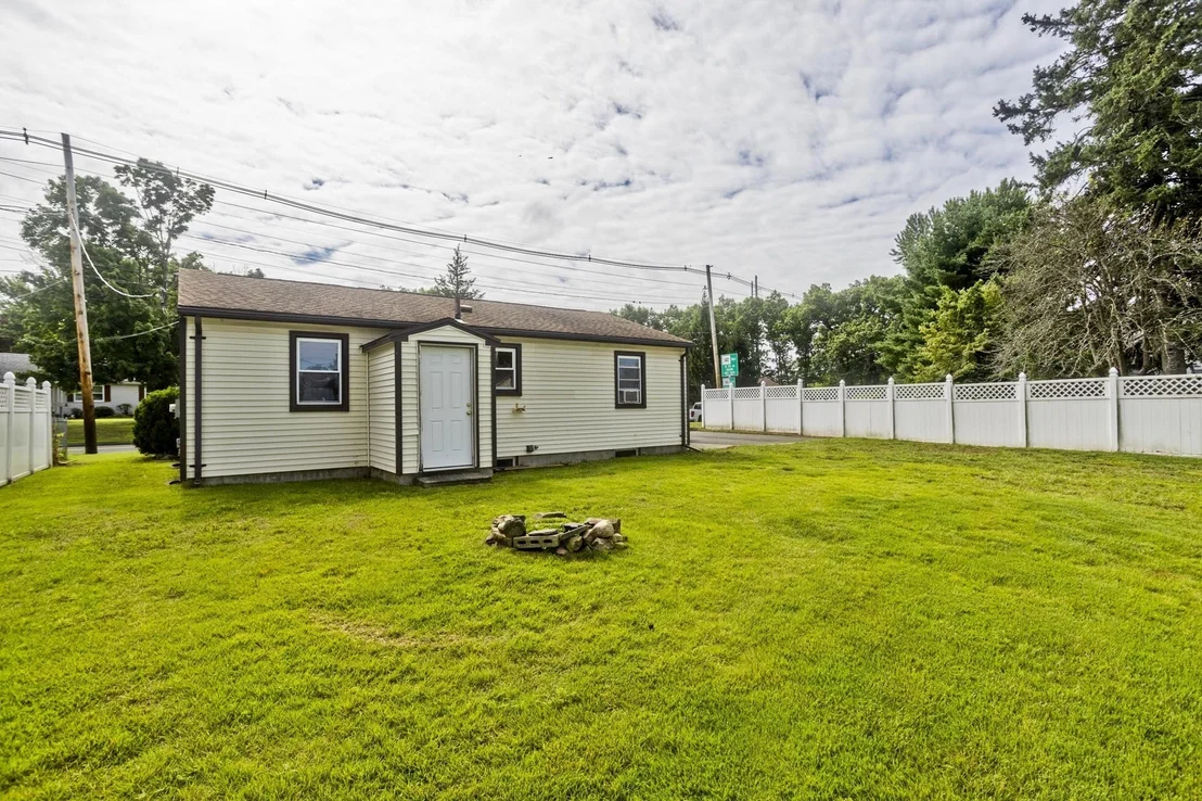 Photo of 956 Granby Rd