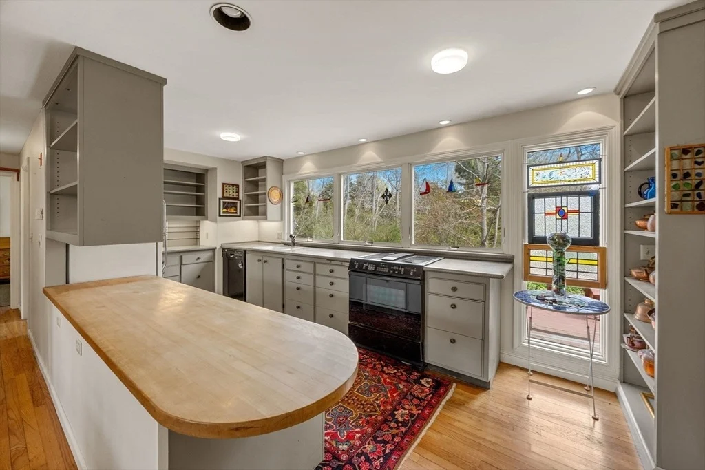 Photo of 90 Comanche Dr