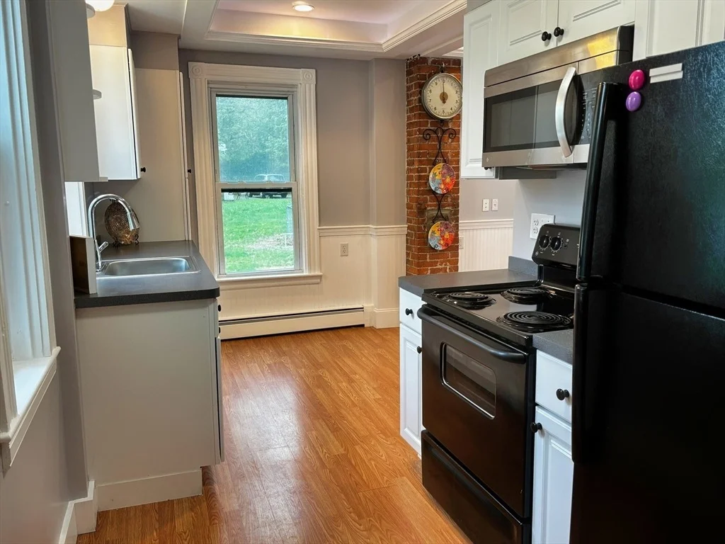 Photo of 1048 Main St