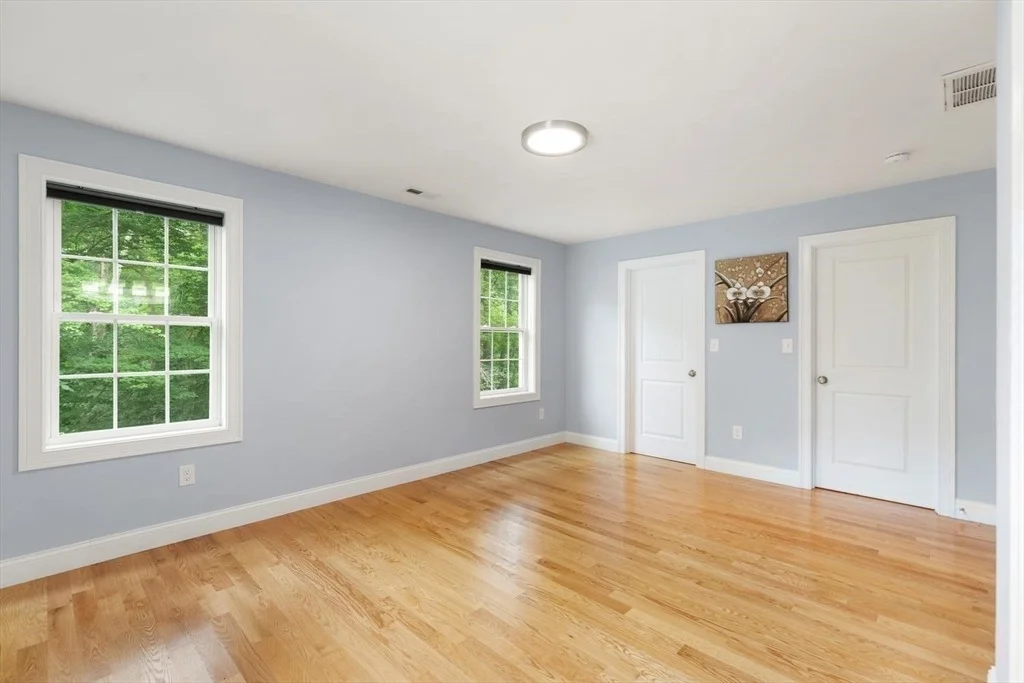 Photo of 1295 Main St