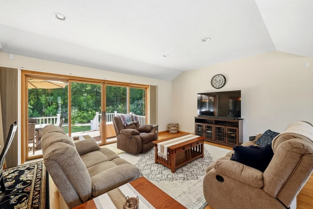 Photo of 142 Oak Knoll Cir