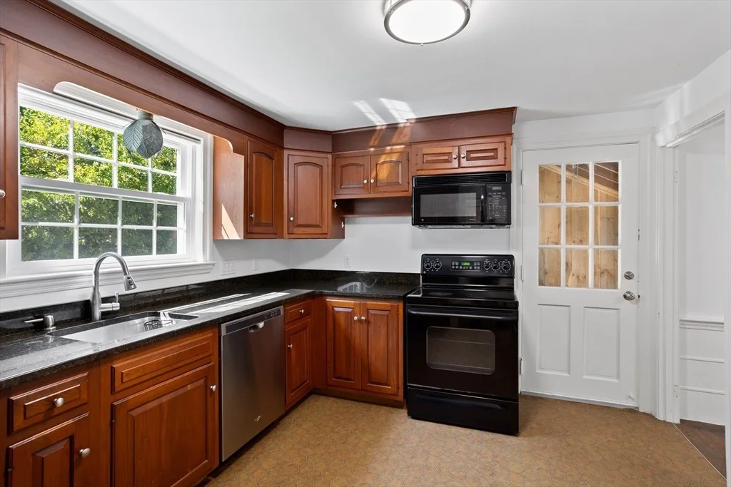 Photo of 4 Meadowbrook Rd