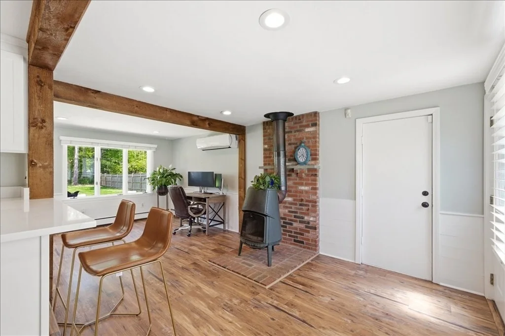 Photo of 560 Common St