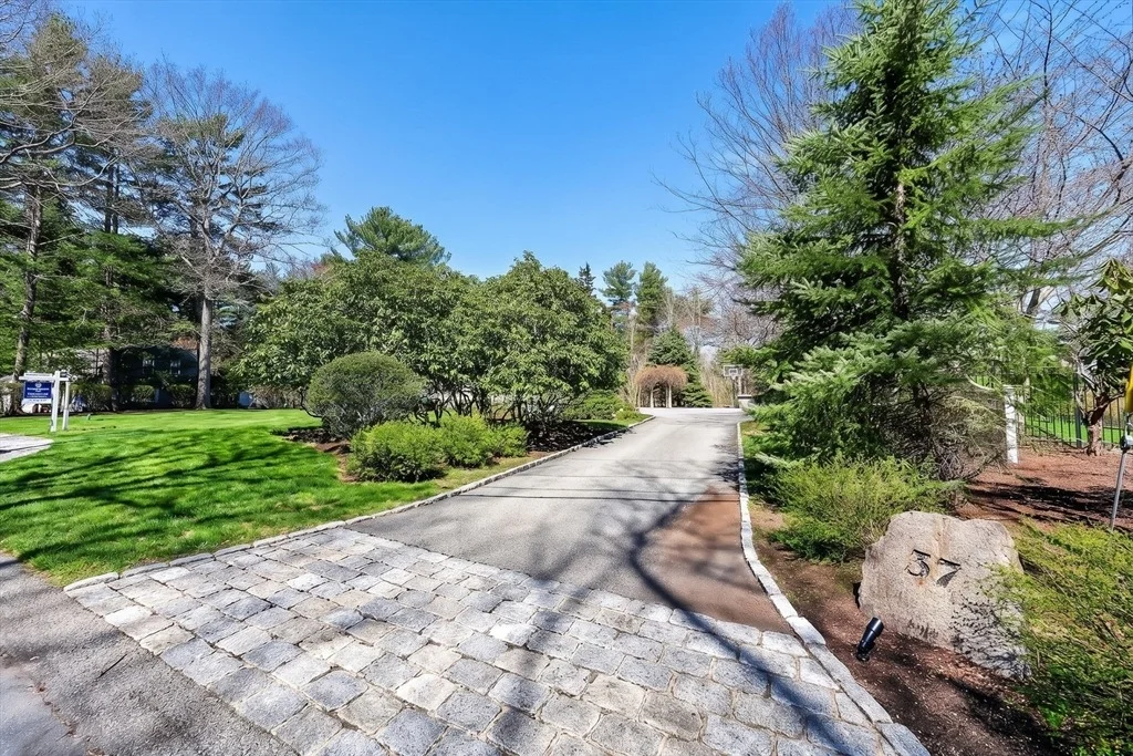 Photo of 37 Mast Hill Rd