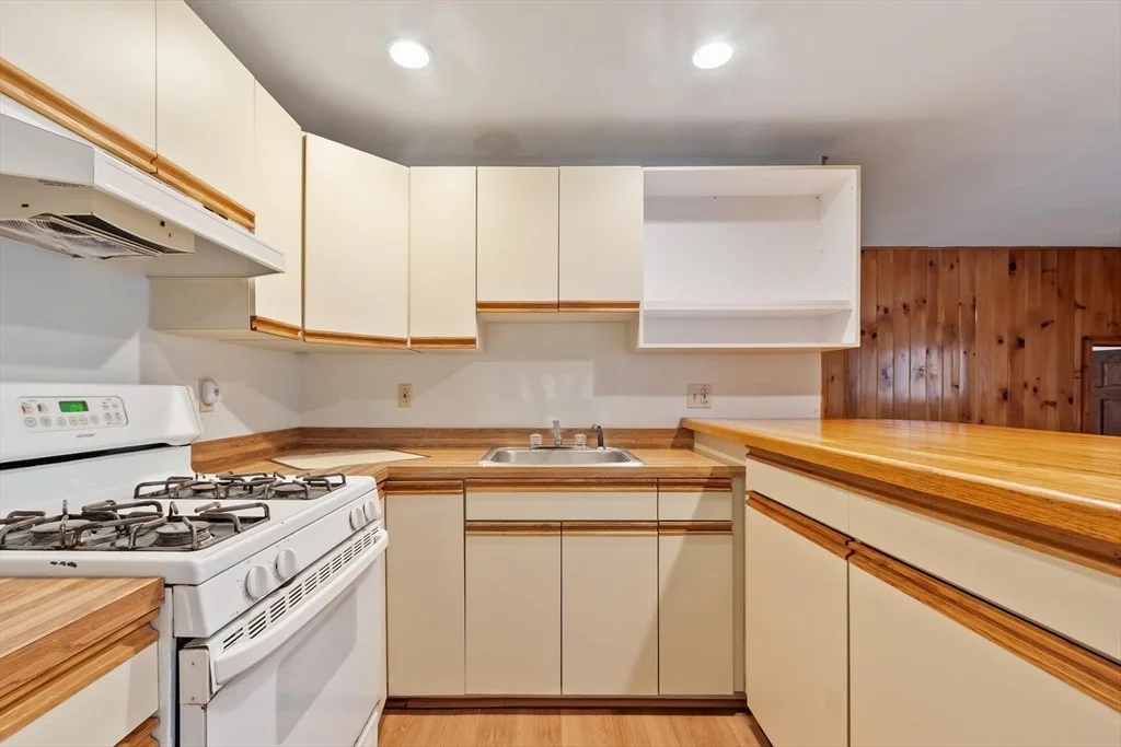 Photo of 170 Townsend Ave