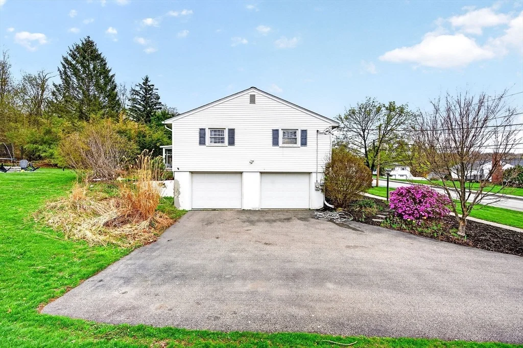 Photo of 10 Meadowbrook Rd