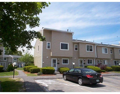 Photo of Unit F at 39 Markham Cir