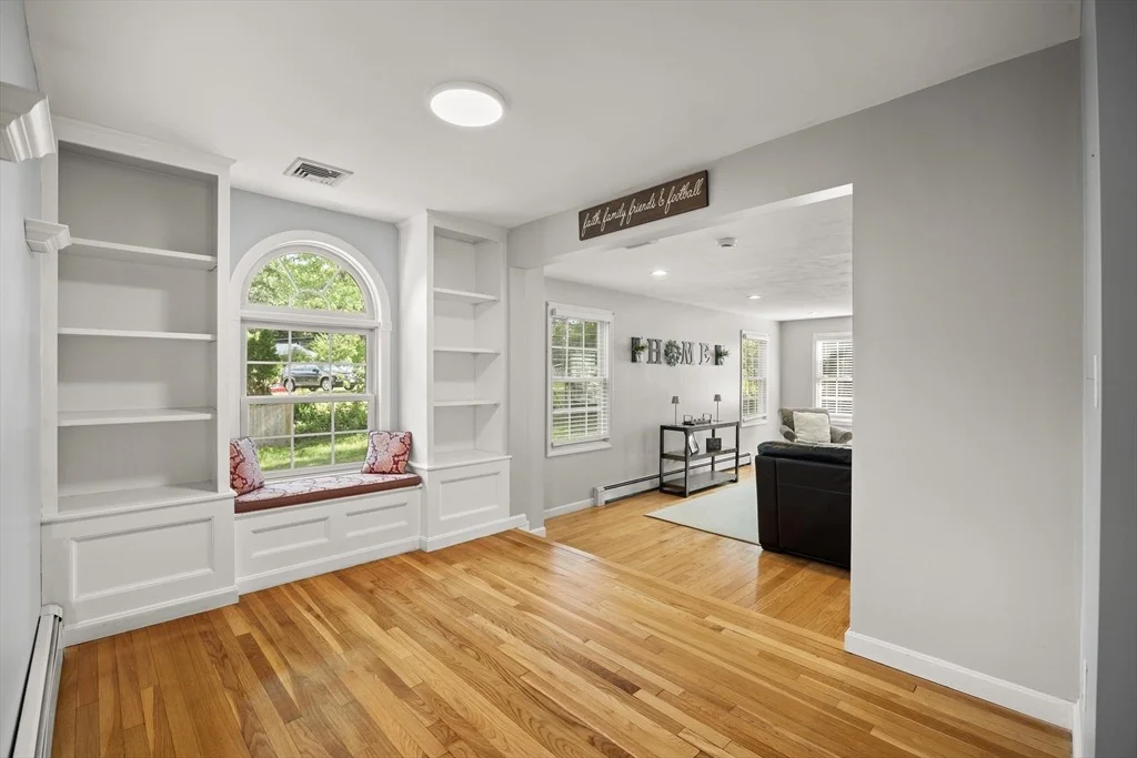 Photo of 8 Robinwood Dr