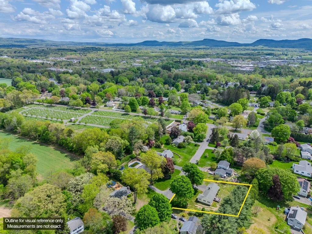 Photo of 8 Meadowbrook Dr
