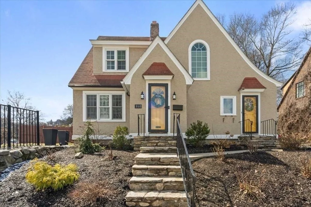 Photo of 860 Pleasant St