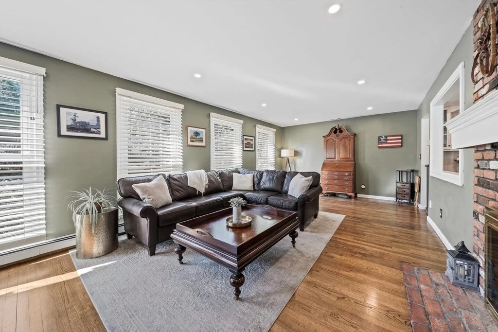Photo of 114 Longwater Dr