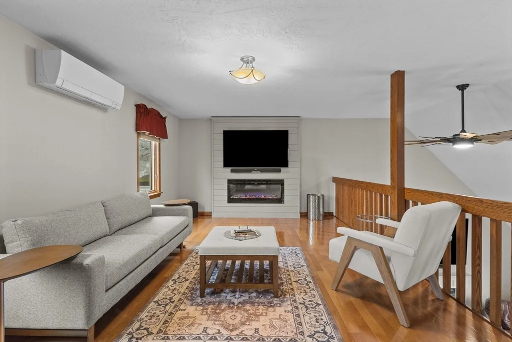 Photo of 16 Flint Pond Rd