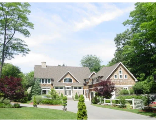 Photo of 8 Lawrence Dr