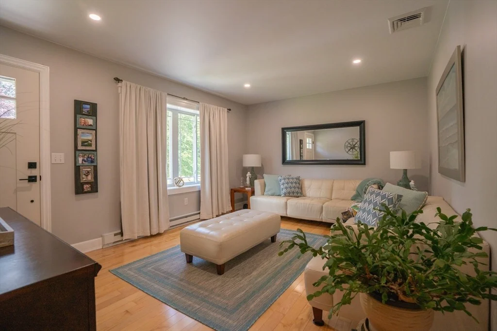 Photo of 305 Scadding Street