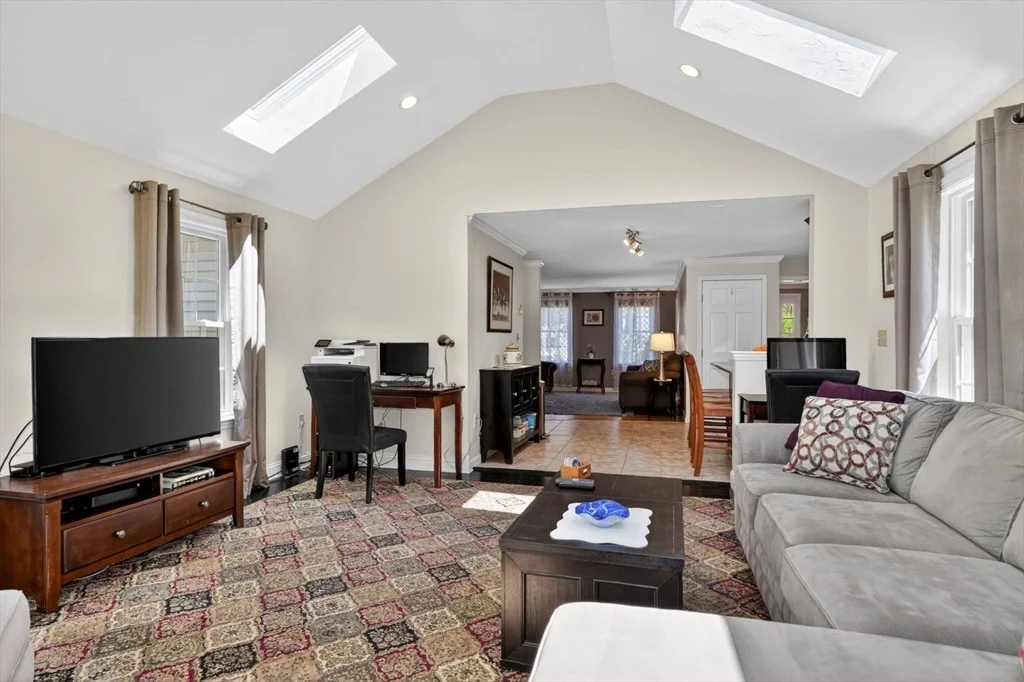 Photo of 10 Cooper Dr