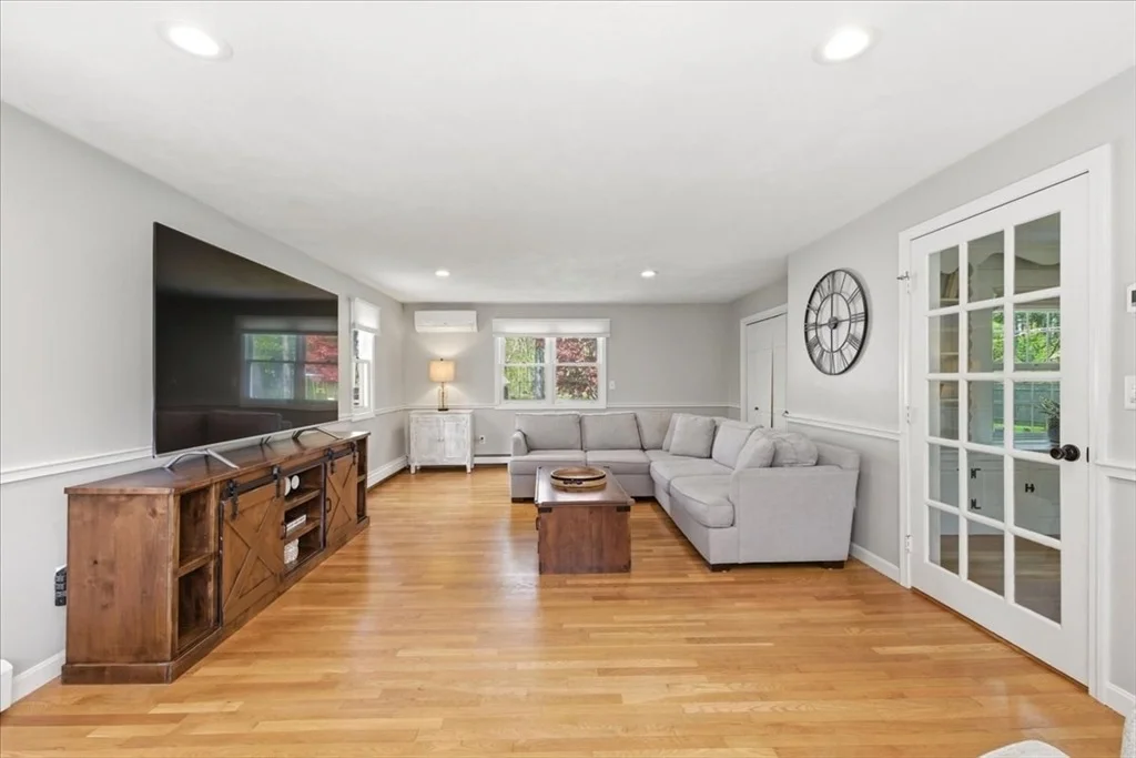 Photo of 560 Common St