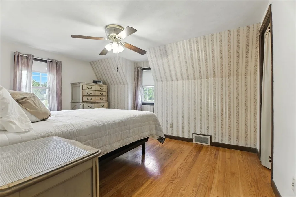 Photo of 384 Abbott St