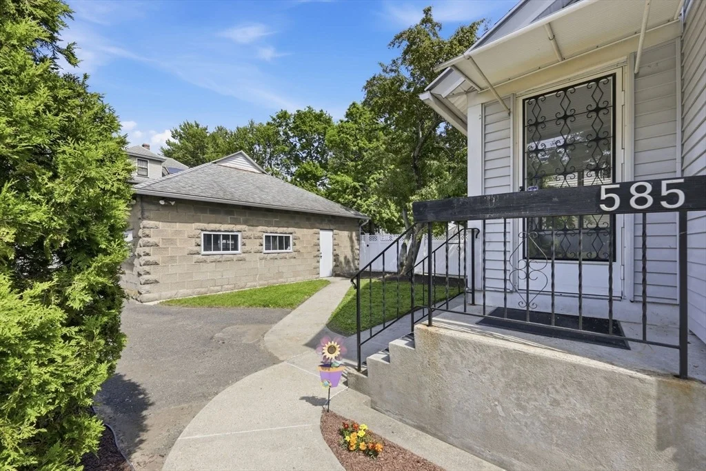 Photo of 585 Armory St