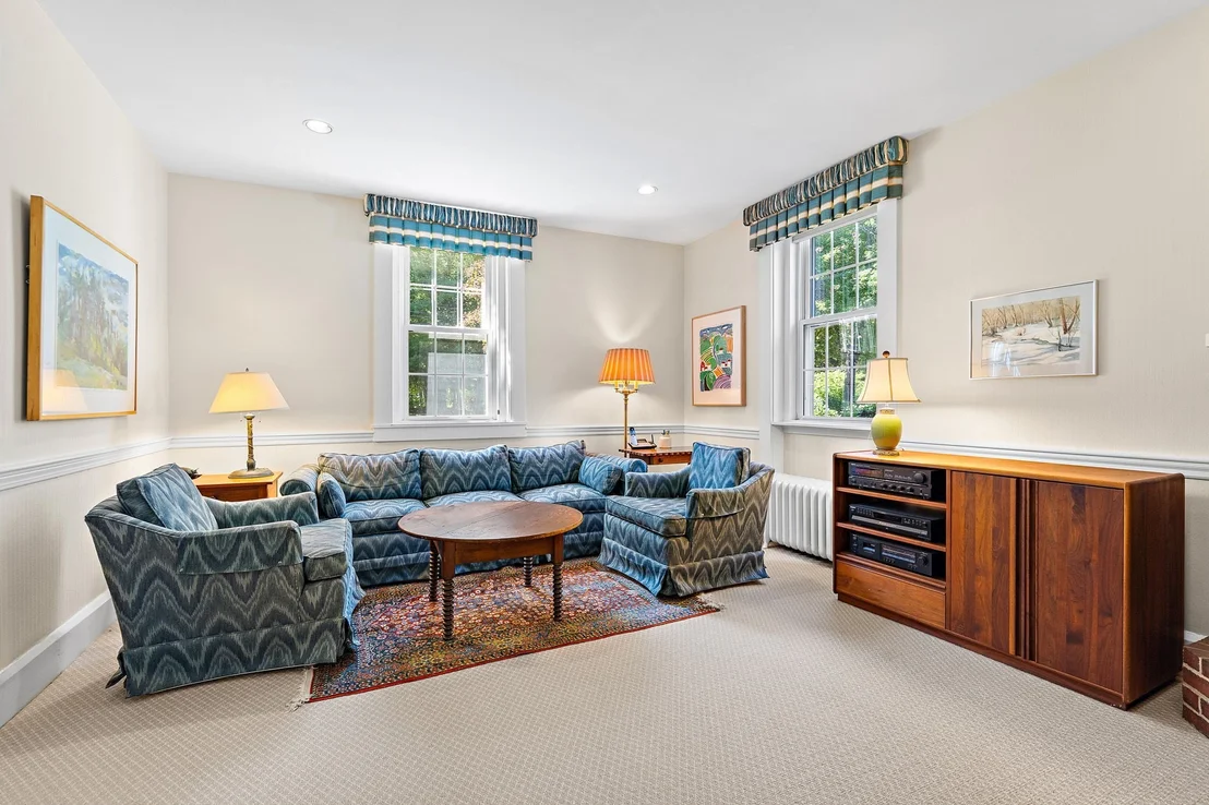 Photo of 8 Oakmount Circle