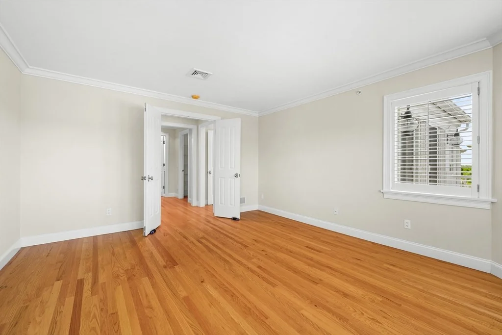 Photo of 129 Shore Dr W
