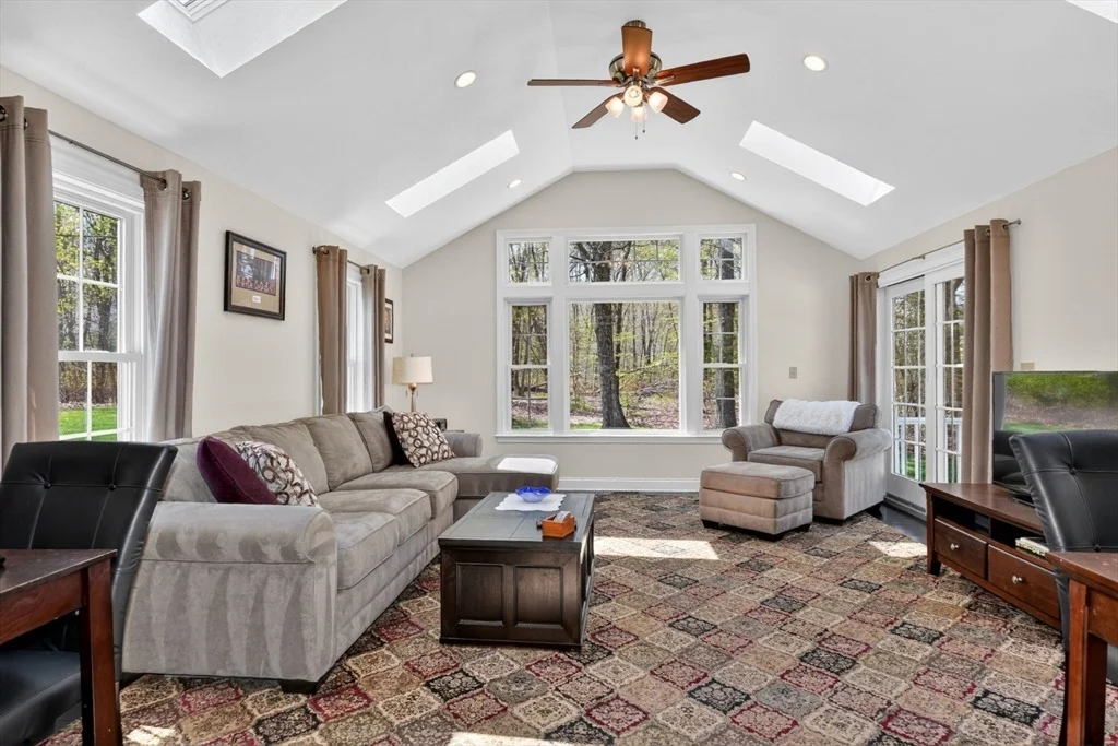 Photo of 10 Cooper Dr