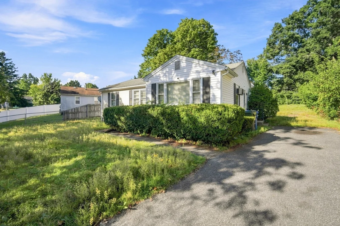 Photo of 74 Leatherleaf Dr