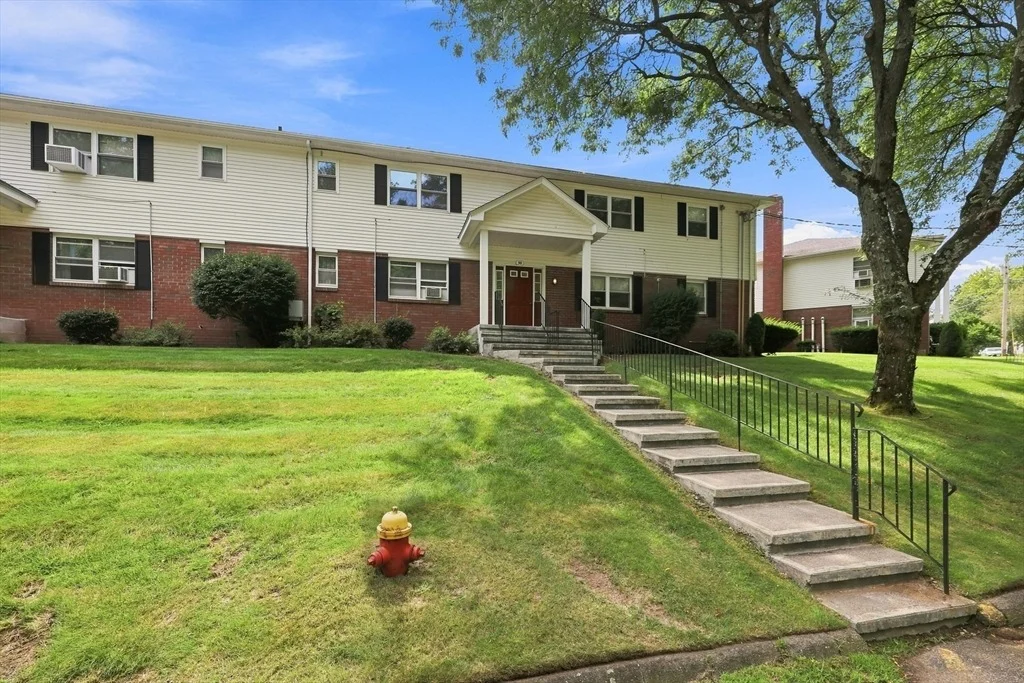 Photo of Unit C at 90 Colonial Cir