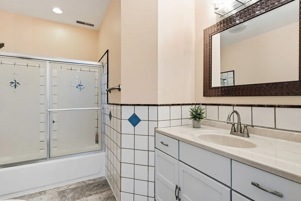 Photo of 20 Raymond Cir