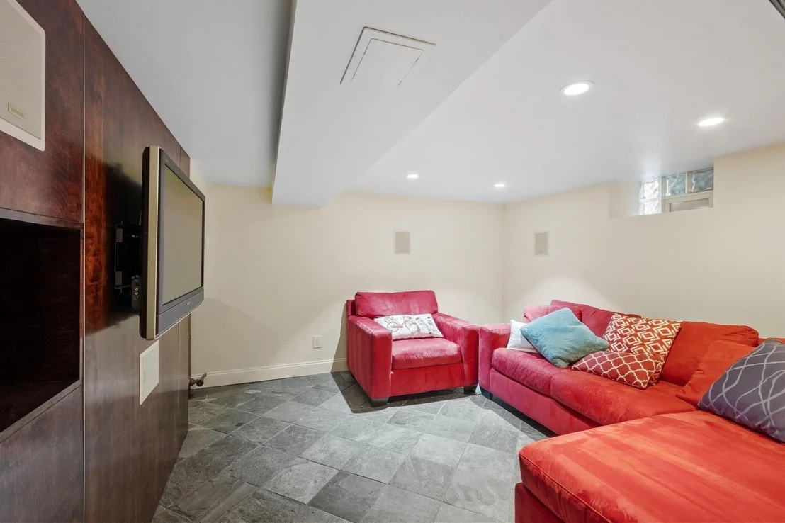 Photo of 8 Winthrop St