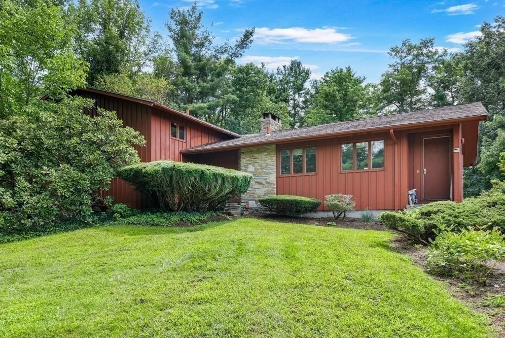 Photo of 17 Crowningshield Dr