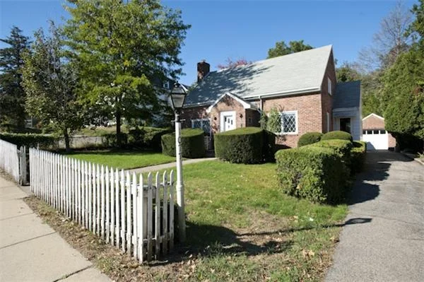 Photo of 1077 Centre St