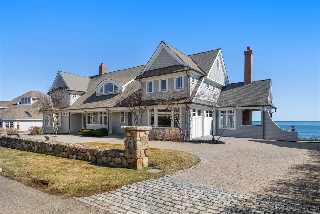 Photo of 21 Circuit Avenue