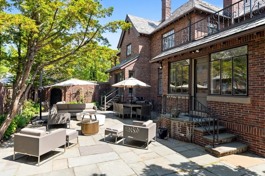Photo of 98 Carlton St