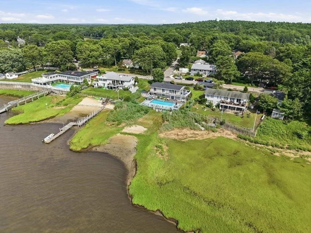 Photo of 79 Edgewater Dr