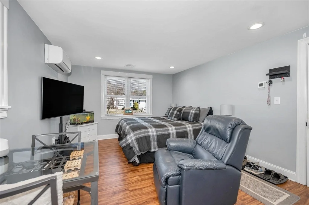 Photo of 24 Eaton Dr